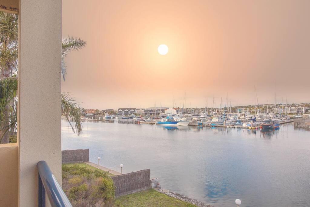 Waterfront Townhouse - Picturesque Marina Views Apartment Порт Линкълн Екстериор снимка